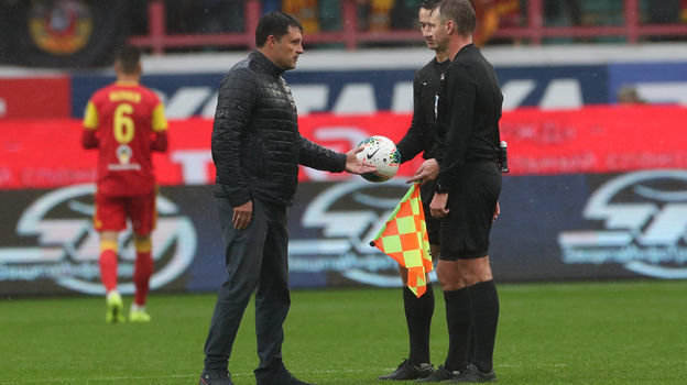 6 октября. Москва. «Локомотив» — «Арсенал» — 2:1. Игорь Черевченко и арбитр Сергей Лапочкин. Фото Дарья Исаева, «СЭ» / Canon EOS-1D X Mark II 6 октября. Москва. «Локомотив» — «Арсенал» — 2:1. Игорь Черевченко и арбитр Сергей Лапочкин. Фото Дарья Исаева, «СЭ» / Canon EOS-1D X Mark II