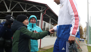 7 октября. Новогорск. Артем Дзюба приветствует Прохора Ильиных.