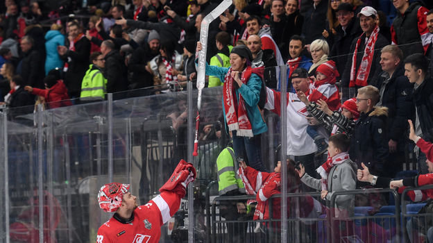 Юлиус Гудачек и его послематчевое шоу. Фото Дарья Исаева, «СЭ» / Canon EOS-1D X Mark II Юлиус Гудачек и его послематчевое шоу. Фото Дарья Исаева, «СЭ» / Canon EOS-1D X Mark II