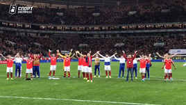 Игроки сборной России и болельщики отмечают победу исландскими хлопками