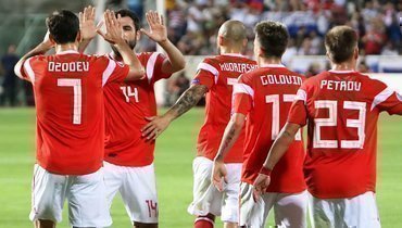 13 октября. Никосия. Кипр — Россия — 0:5. Радость россиян.