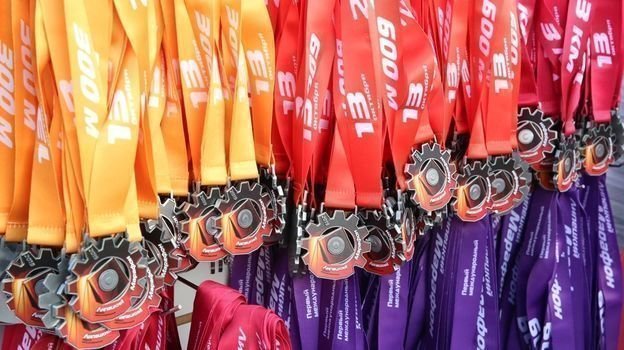 Все финишеры первого липецкого марафона получили уникальные награды. Фото Пресс-служба администрации Липецка. Все финишеры первого липецкого марафона получили уникальные награды. Фото Пресс-служба администрации Липецка.