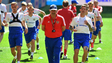 Главный тренер сборной России Станислав Черчесов и футболисты.