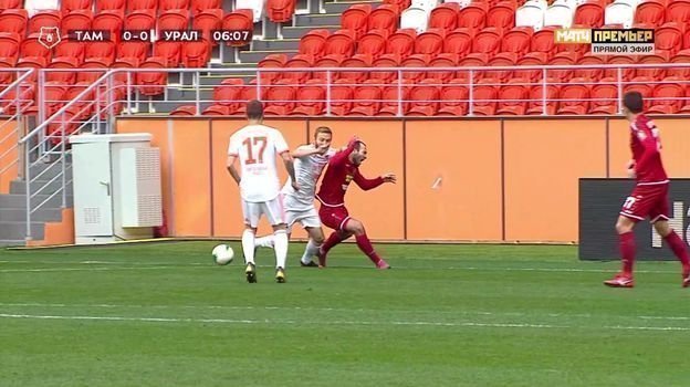 7-я минута матча «Тамбов» — «Урал». 7-я минута матча «Тамбов» — «Урал».