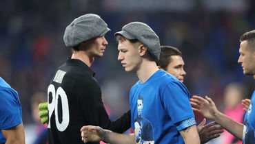 20 октября. Москва. «Динамо» — «Краснодар» — 1:1. Вратари Антон Шунин и Матвей Сафонов вышли на поле в знаменитых яшинских кепках.