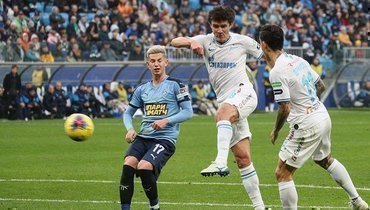 27 октября. Самара. «Крылья Советов» — «Зенит» — 0:2. 28-я минута. Юрий Жирков (в центре) открывает счет.