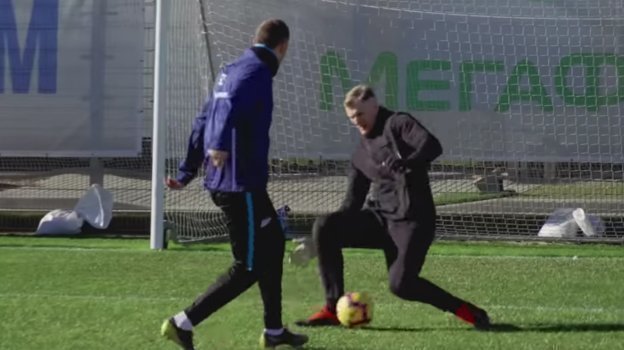 Артем Дзюба забивает Александру Волкову обидный гол. Артем Дзюба забивает Александру Волкову обидный гол.