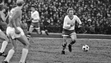 С мячом — Анатолий Шепель. После годичной дисквалификации весной 1977 года закатилась карьера этого безусловно талантливого футболиста.