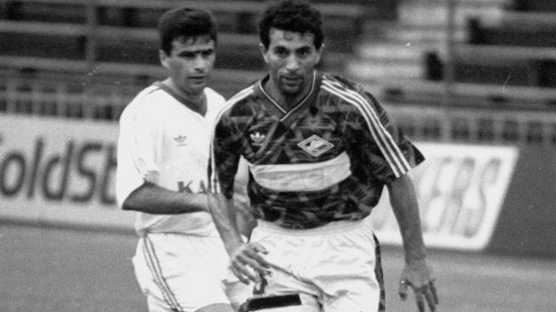 1994 год. Полузащитник «Спартака» Рашид Рахимов. Фото Дмитрий Солнцев, - 1994 год. Полузащитник «Спартака» Рашид Рахимов. Фото Дмитрий Солнцев, -