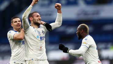 2 ноября. Москва. «Динамо» — «Ахмат» — 1:1. 90+3-я минута. Иван Ордец (второй слева) принес бело-голубым ничью.