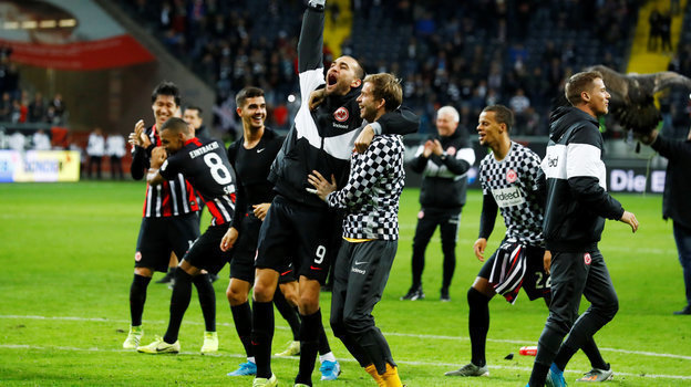 2 ноября. Франкфурт-на-Майне. «Айнтрахт» — «Бавария» — 5:1. Хозяева празднуют крупную победу. Фото Reuters 2 ноября. Франкфурт-на-Майне. «Айнтрахт» — «Бавария» — 5:1. Хозяева празднуют крупную победу. Фото Reuters