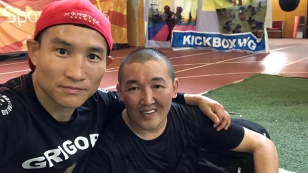 Григорий Попов с тренером Иваном Решетниковым. Григорий Попов с тренером Иваном Решетниковым.