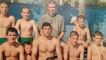 Шамиль Завуров (в центре в среднем ряду), Хабиб Нурмагомедов (крайний справа в среднем ряду), Умар Нурмагомедов (второй слева в среднем ряду), Абубакар Нурмагомедов (крайний справа в верхнем ряду).