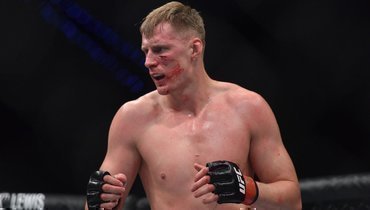 Александр Волков одержал победу над Грегорм Харди единогласным решением судей.