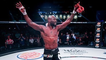 10 ноября. Оклахома. Мухаммед «Кинг Мо» Лаваль (на фото) проиграл Эндрю Кэйплу на турнире Bellator 233.