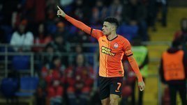 Расизм на Украине. Игроку «Шахтера» ухали, он в ответ показал средний палец фанатам