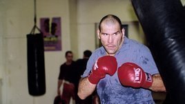 Битва, о которой вы не знали: как Валуев нокаутировал бойца UFC в московском цирке