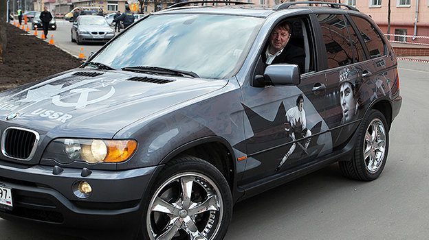 Сергей Гимаев и та самая машина с аэрографией Суперсерии-72. Фото photo.khl.ru Сергей Гимаев и та самая машина с аэрографией Суперсерии-72. Фото photo.khl.ru