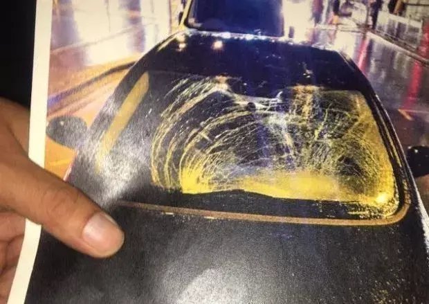 Машина после столкновения с Грилишем. Фото The Sun Машина после столкновения с Грилишем. Фото The Sun