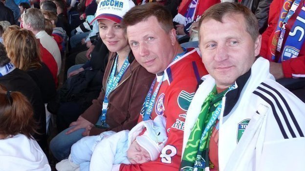 Владимир Кузнецов с сыном Вовой в 2009 году на матче Финляндии — России, когда сыну был всего 41 день от роду. Фото из личного архива Владимира Кузнецова Владимир Кузнецов с сыном Вовой в 2009 году на матче Финляндии — России, когда сыну был всего 41 день от роду. Фото из личного архива Владимира Кузнецова