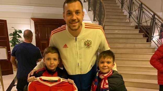 Сын Владимира Кузнецова Вова (справа) с Артемом Дзюбой. Фото из личного архива Владимира Кузнецова Сын Владимира Кузнецова Вова (справа) с Артемом Дзюбой. Фото из личного архива Владимира Кузнецова