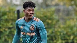 Мир в шоке от 14-летнего игрока ростом почти 2 метра. Кто он?