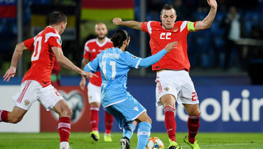 19 ноября. Серравалле. Артем Дзюба (№22) в матче Сан-Марино — Россия.