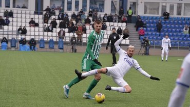 23 ноября. Оренбург. «Оренбург» — «Ахмат» — 1:2. Алексей Еськов (на дальнем плане) не назначил два пенальти в пользу хозяев.