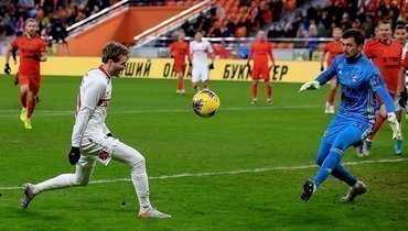 24 ноября. Екатеринбург. «Урал» — «Спартак» — 0:0. 45-я минута. Андре Шюррле не смог поразить ворота Ярослава Годзюра.