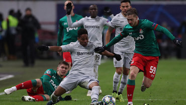 26 ноября. Москва. «Локомотив» — «Байер» — 0:2. Алексей Миранчук (справа).