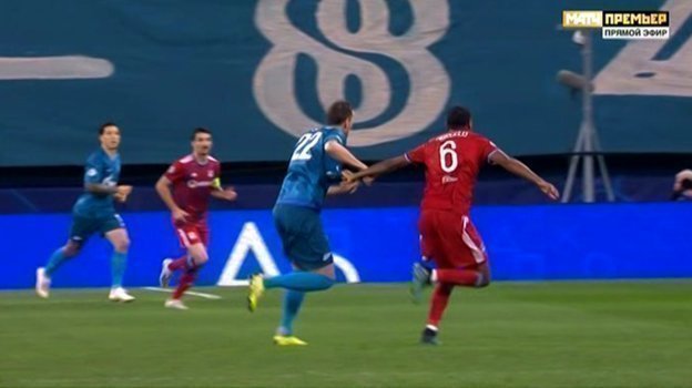 Антониу Марселу порвал футболку Артема Дзюбы. Антониу Марселу порвал футболку Артема Дзюбы.