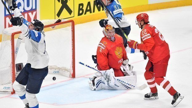 25 мая. Братислава. Россия - Финляндия - 0:1. Капитан финской сборной Марко Анттила (слева) празднует победную шайбу. Фото AFP 25 мая. Братислава. Россия - Финляндия - 0:1. Капитан финской сборной Марко Анттила (слева) празднует победную шайбу. Фото AFP