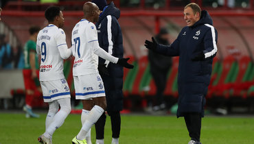 1 декабря. Москва. «Локомотив» — «Динамо» — 1:2. Главный тренер бело-голубых Кирилл Новиков (справа) празднуют победу с командой.