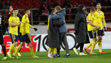 8 декабря. Москва. «Спартак» — «Ростов» — 1:4. Валерий Карпин празднует победу со своей командой.