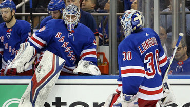 Александр Георгиев (слева) меняет Хенрика Лундквиста.