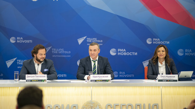 Президент БК «Лига Ставок» Юрий Красовский (в центре), вице-президент компании Дмитрий Павловский (слева) и Ольга Журавская — первый вице-президент и учредитель Благотворительного фонда «Созвездие Добра» имени Олега Журавского. Президент БК «Лига Ставок» Юрий Красовский (в центре), вице-президент компании Дмитрий Павловский (слева) и Ольга Журавская — первый вице-президент и учредитель Благотворительного фонда «Созвездие Добра» имени Олега Журавского.