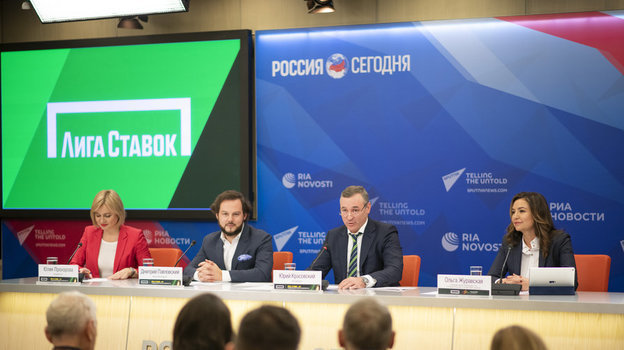 Президент БК «Лига Ставок» Юрий Красовский (второй справа), вице-президент компании Дмитрий Павловский (второй слева), Ольга Журавская (справа) — первый вице-президент и учредитель Благотворительного фонда «Созвездие Добра» имени Олега Журавского и модератор пресс-конференции Юлия Прохорова. Президент БК «Лига Ставок» Юрий Красовский (второй справа), вице-президент компании Дмитрий Павловский (второй слева), Ольга Журавская (справа) — первый вице-президент и учредитель Благотворительного фонда «Созвездие Добра» имени Олега Журавского и модератор пресс-конференции Юлия Прохорова.