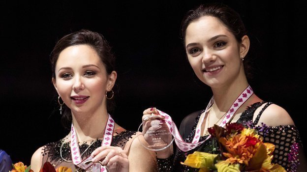 Елизавета Туктамышева (слева) и Евгения Медведева. Фото AFP Елизавета Туктамышева (слева) и Евгения Медведева. Фото AFP