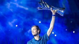 Медведев праздновал победу в Саудовской Аравии с российским флагом