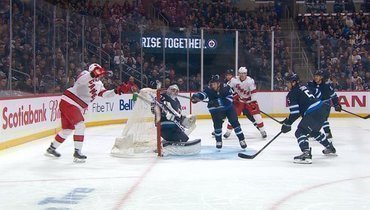 Андрей Свечников забрасывает «Виннипегу».