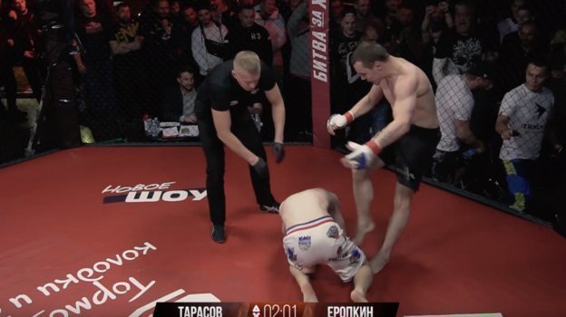 Корней Тарасов бьет Олега Еропкина. Корней Тарасов бьет Олега Еропкина.