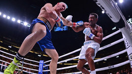 Чавес-младший сбежал с ринга и опозорил отца. От разъяренных фанатов его спасал Микки Рурк