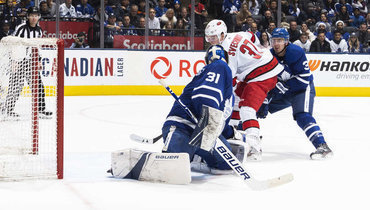 23 декабря. Торонто. «Торонто» — «Каролина» — 8:6. Андрей Свчеников забрасывает шайбу.