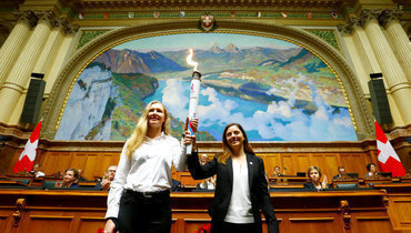 Огонь III зимних юношеских Олимпийских игр на заседании Парламента Швейцарии в Берне.