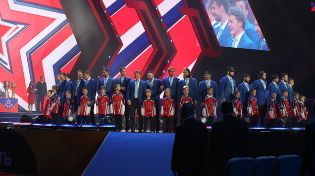 30 апреля. Москва. Красно-синие на церемонии вручения золотых медалей КХЛ. Фото Елена Руско 30 апреля. Москва. Красно-синие на церемонии вручения золотых медалей КХЛ. Фото Елена Руско