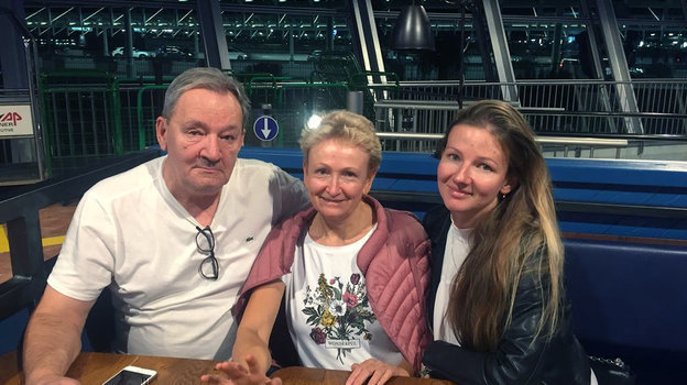 Родители Даниила Медведева Сергей и Ольга и сестра Елена. Родители Даниила Медведева Сергей и Ольга и сестра Елена.