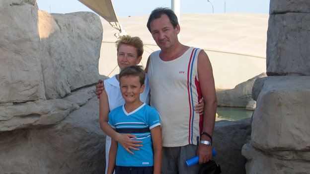 2004 год. Даниил Медведев с родителями. Фото из личного архива семьи Медведевых 2004 год. Даниил Медведев с родителями. Фото из личного архива семьи Медведевых