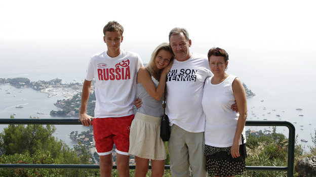 2011 год. Семья Медведевых: Даниил, сестра Елена, отец Сергей и мама Ольга. Фото из личного архива семьи Медведевых 2011 год. Семья Медведевых: Даниил, сестра Елена, отец Сергей и мама Ольга. Фото из личного архива семьи Медведевых