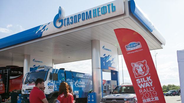 Заправка машины организаторов на «Шелковом пути». Заправка машины организаторов на «Шелковом пути».