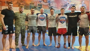 Кирилл Сидельников (второй слева) и команда Федора Емельяненко.